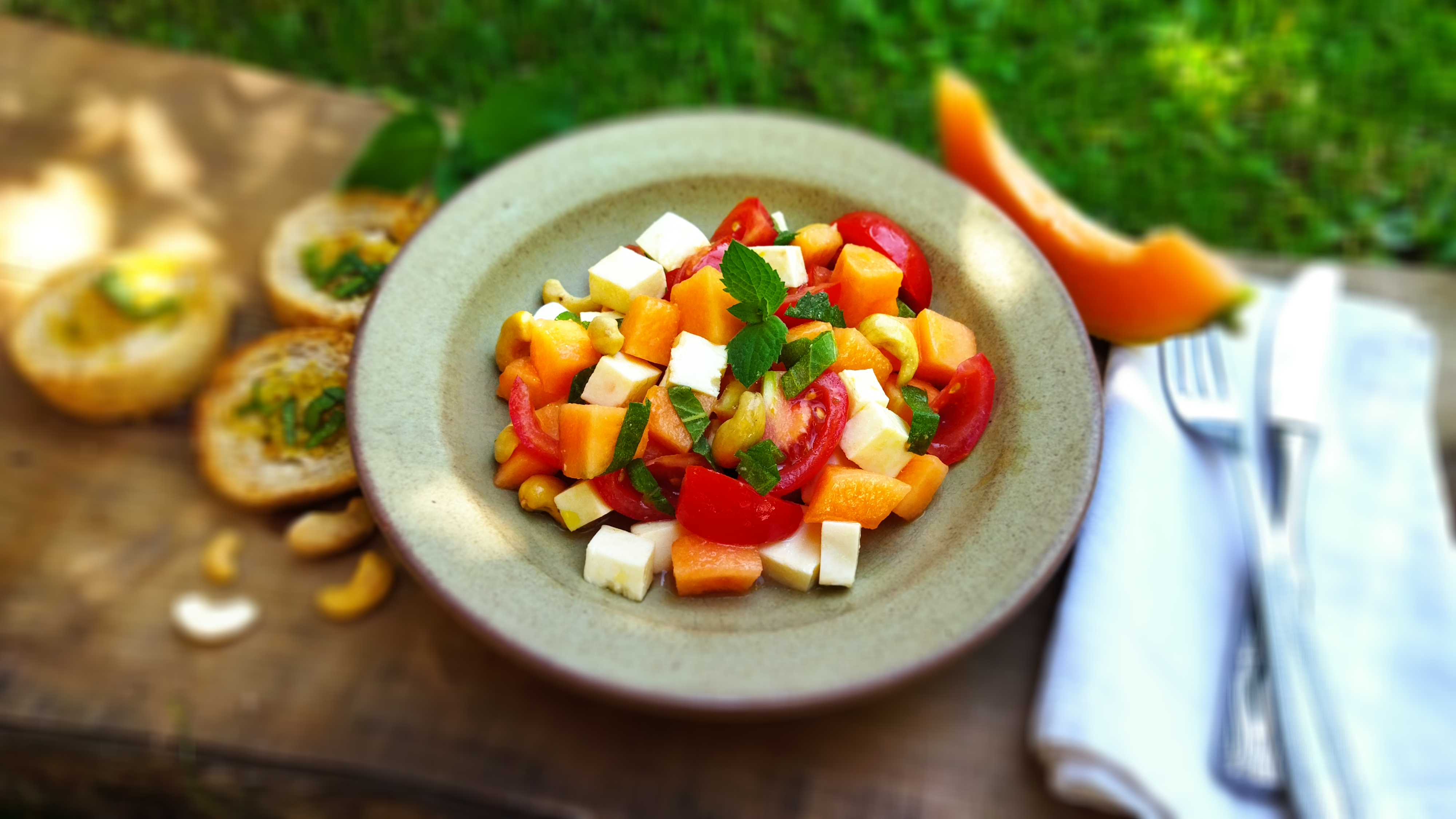 Fruchtiger Melonen-Tomatensalat mit Salbeicrostini
